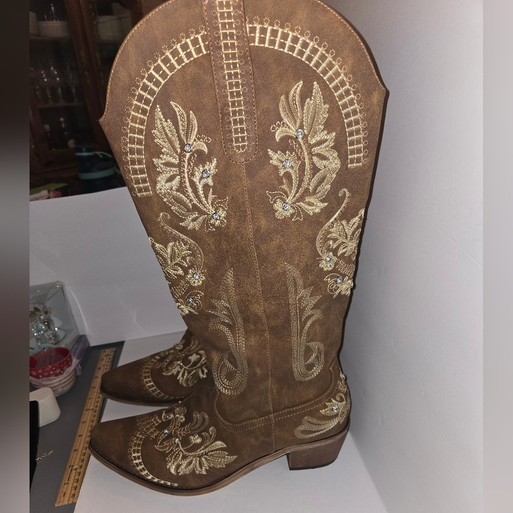Women's sz 12 Brown Embroidered Western Boots with Rhinestones - Picture 4 of 13